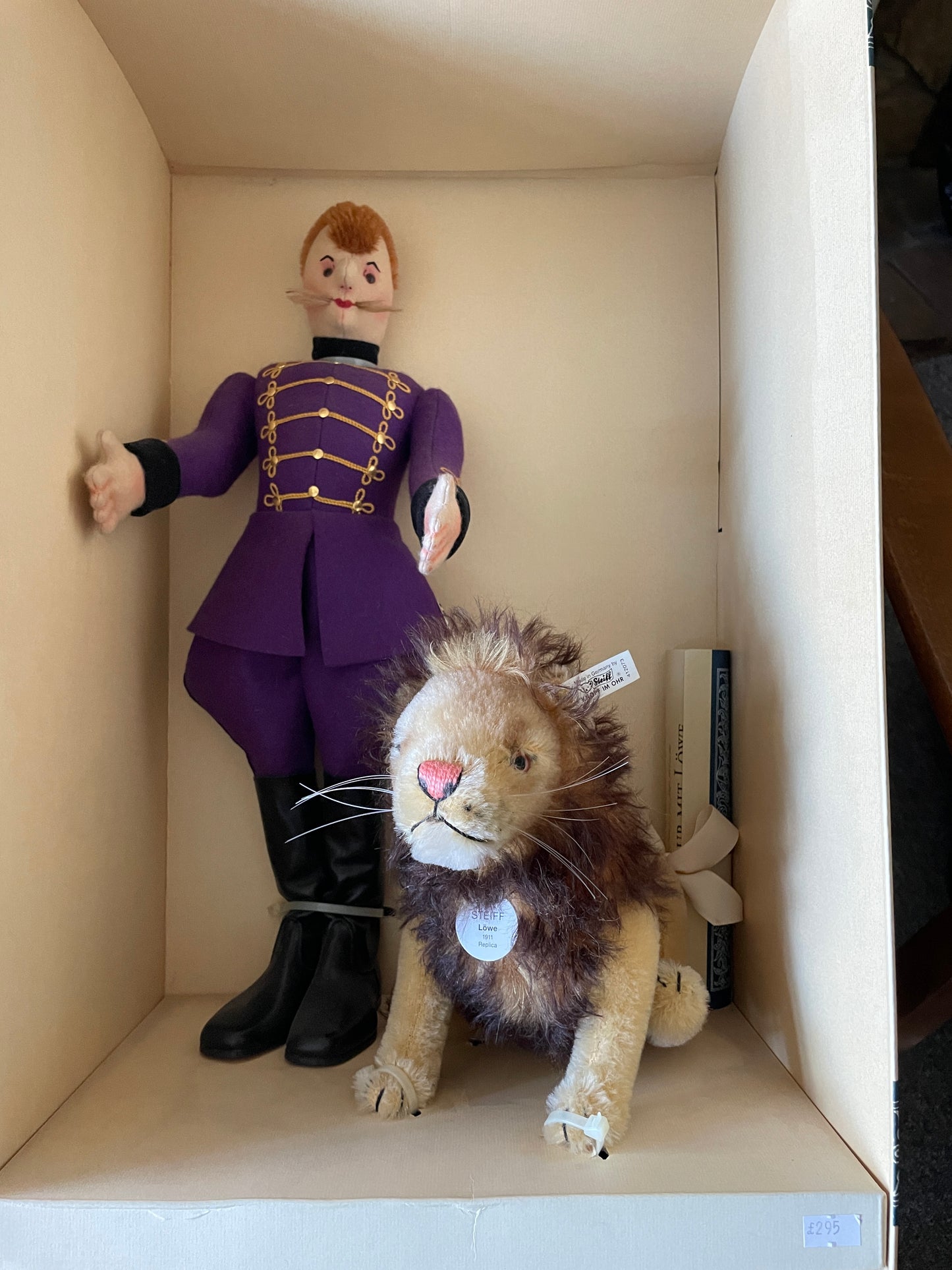 Rare VINTAGE Steiff 1995 Replica Lion Tamer and Lion 1911 Ltd Ed. Still strapped in box and complete with certificate