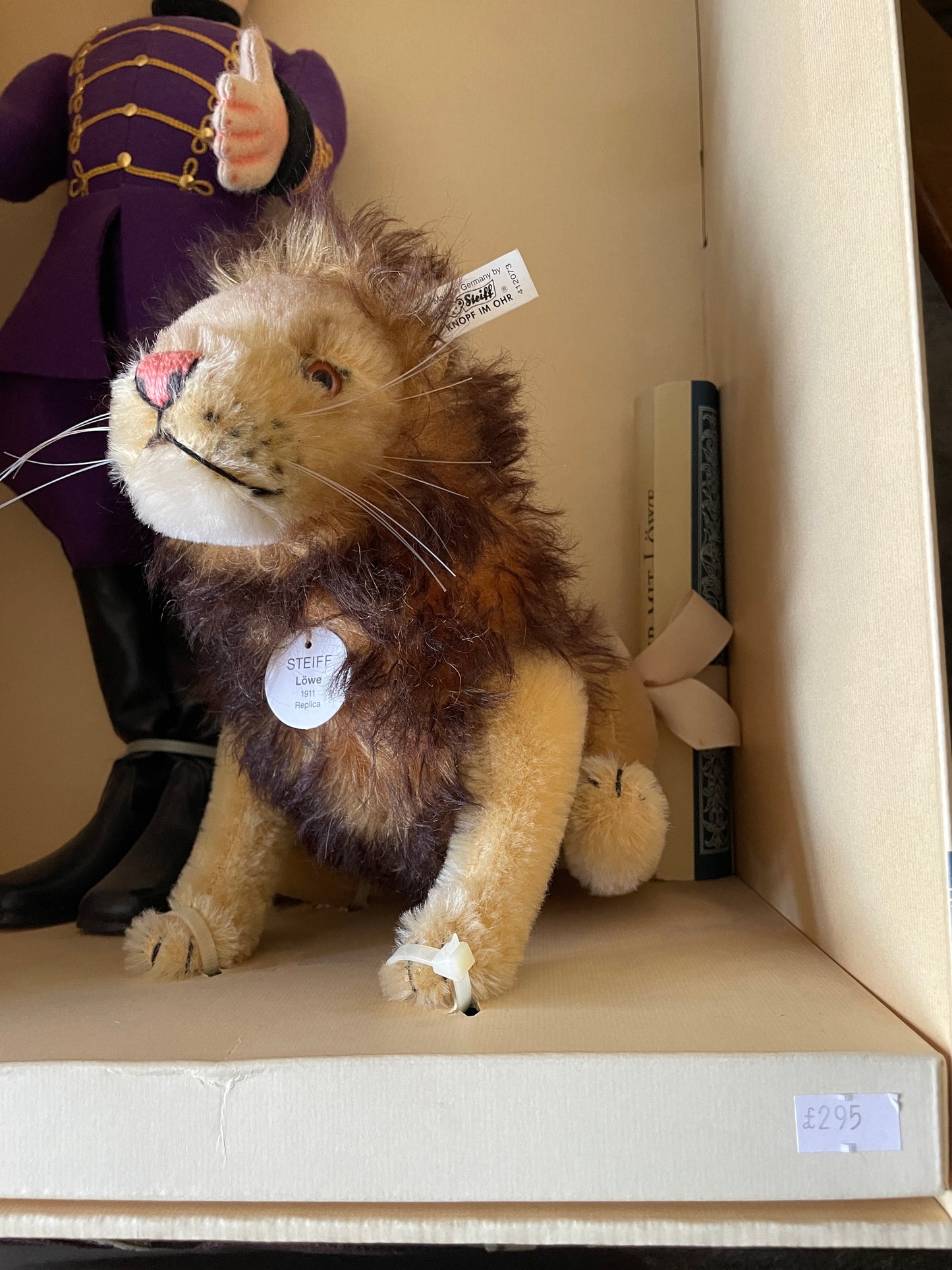 Rare VINTAGE Steiff 1995 Replica Lion Tamer and Lion 1911 Ltd Ed. Still strapped in box and complete with certificate