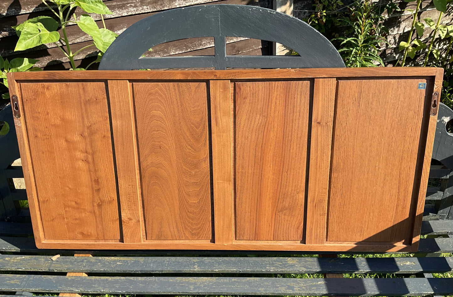 Vintage ERCOL GOLDEN DAWN 386 wall hanging plate rack. Mid century. Excellent condition 1950s. Hanging fixtures fitted to back ready to hang