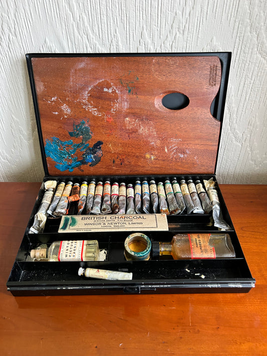 Winsor and Newton Vintage Art Tin With Original Oil Paints and Palette Along with accessories. Superb gift for artist.