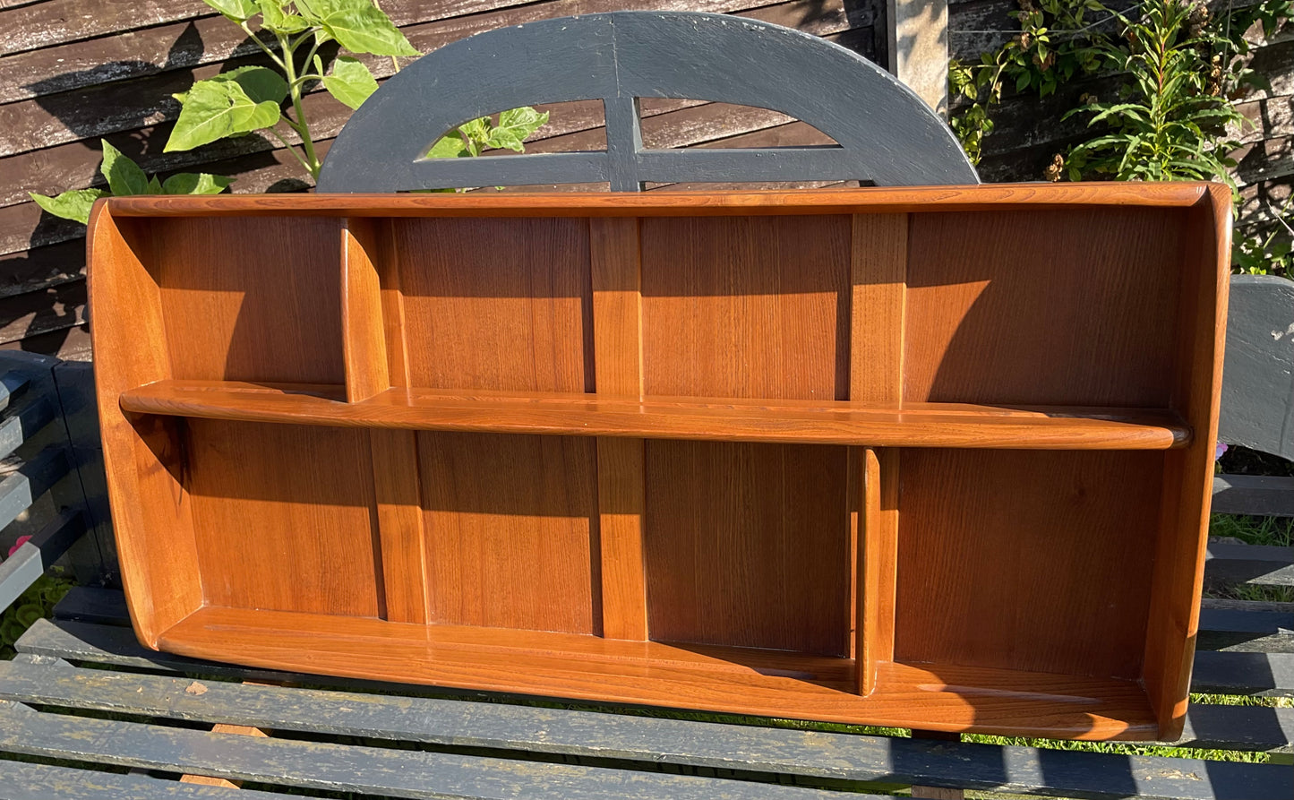 Vintage ERCOL GOLDEN DAWN 386 wall hanging plate rack. Mid century. Excellent condition 1950s. Hanging fixtures fitted to back ready to hang