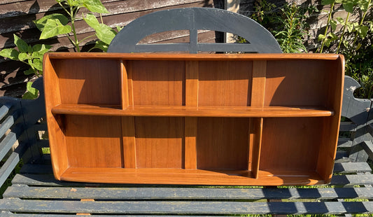 Vintage ERCOL GOLDEN DAWN 386 wall hanging plate rack. Mid century. Excellent condition 1950s. Hanging fixtures fitted to back ready to hang